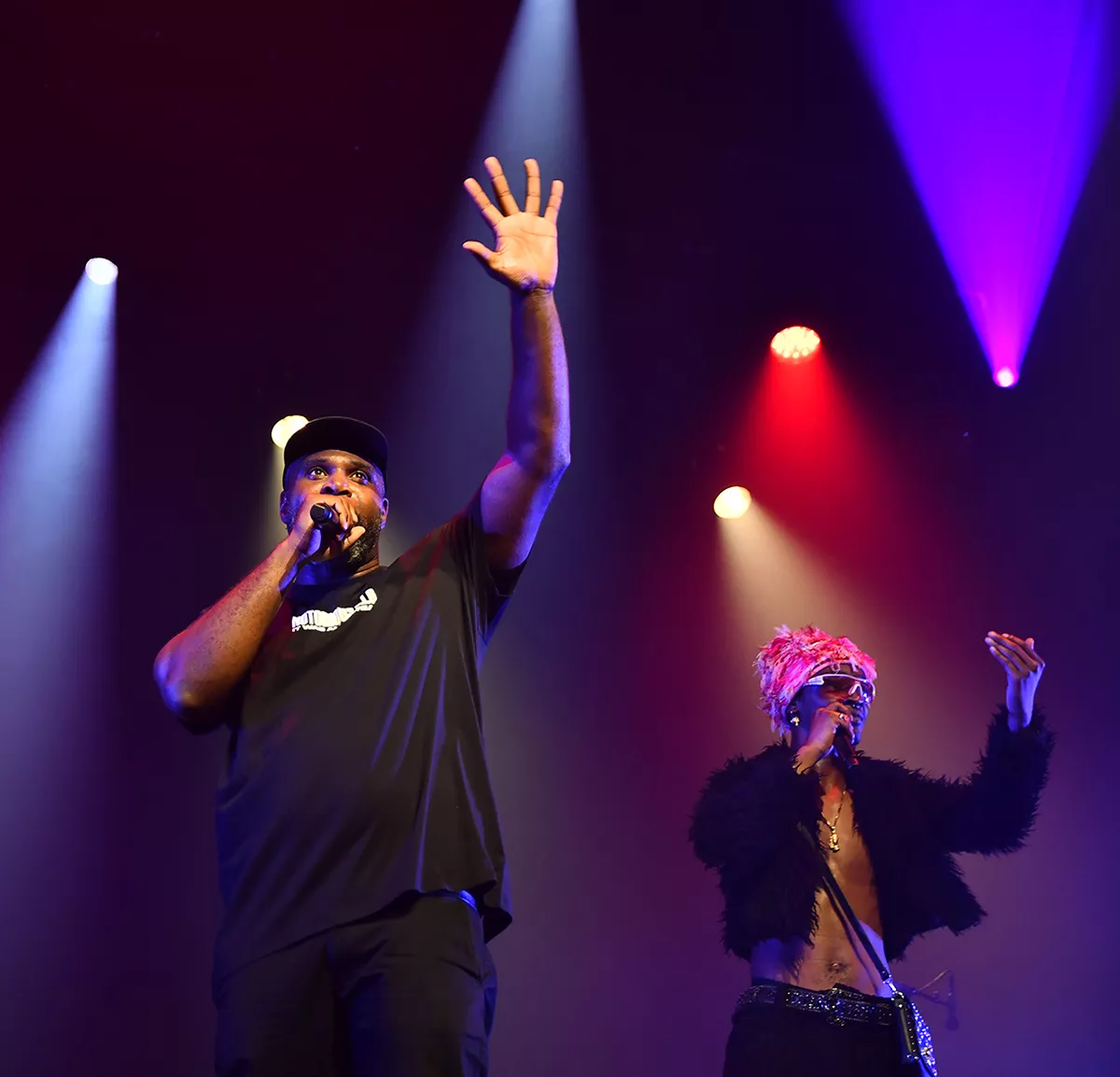 MASS rappeur et professeur au conservatoire de Nanterre est sur scène pendant le concert Elément de masse accompagné d