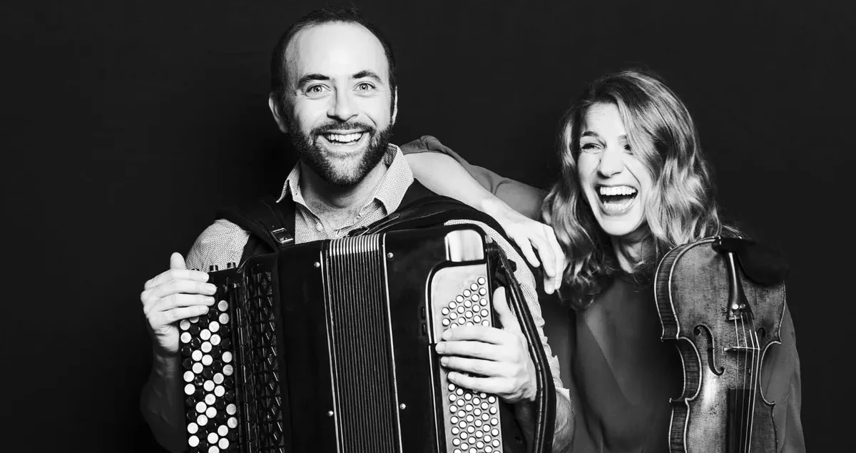 un accordéoniste et une violoniste