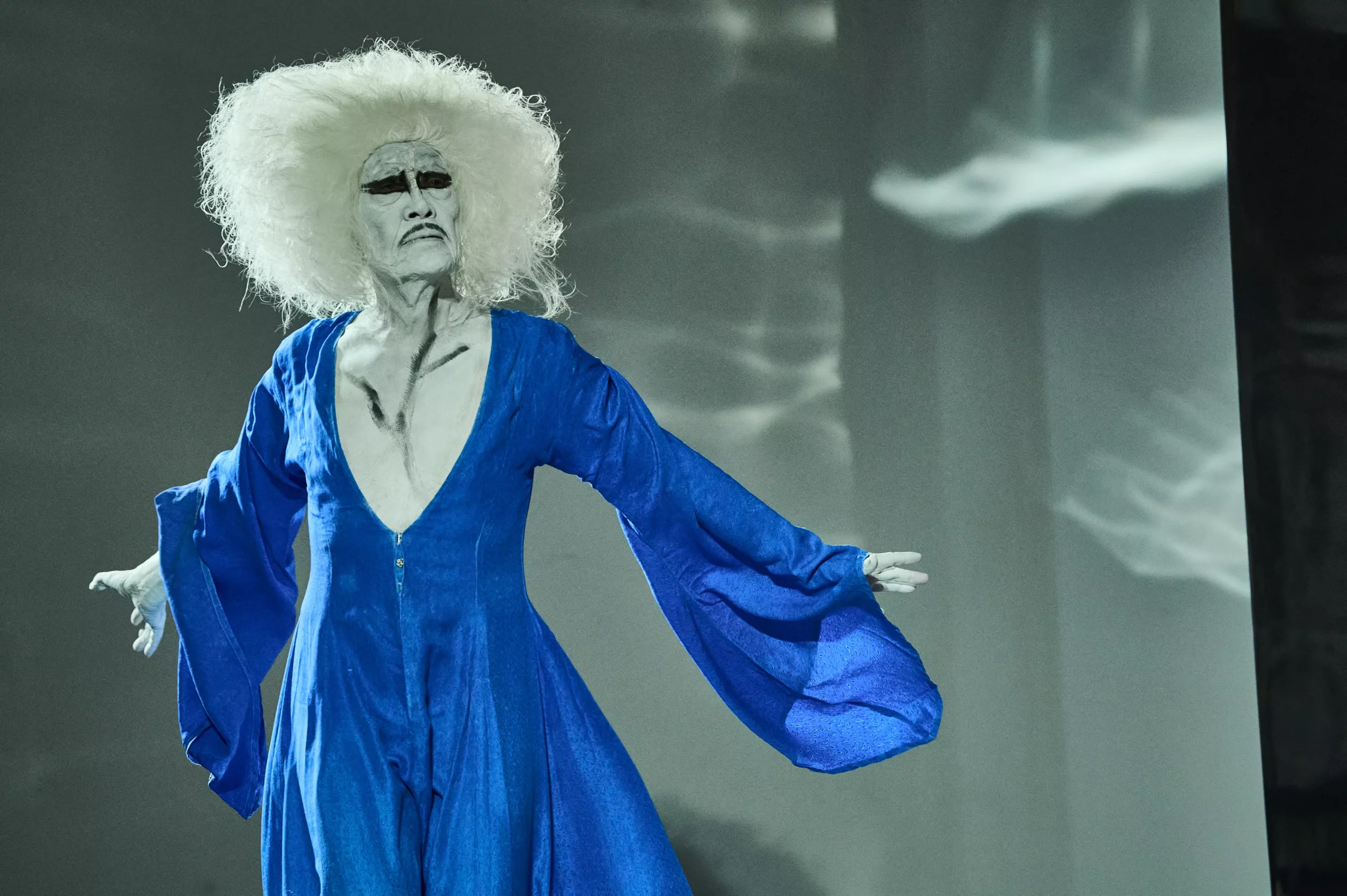 Akaji Maro, danseur japonais de buto, en costume de scène bleu